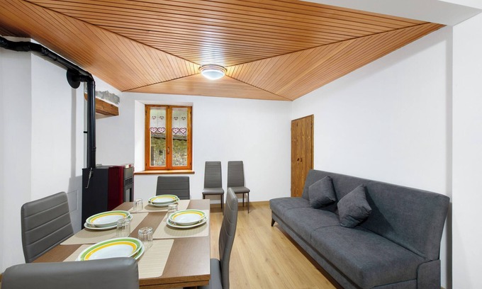 Issime Apartamento | Apartamento 'Luéisch Ketschu 2' con vistas a la montaña, jardín compartido y Wi-Fi