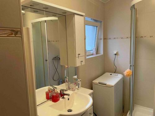 Jadrtovac Apartamento | Apartment Luka - One Bedroom Apartment with Balcony and Sea View