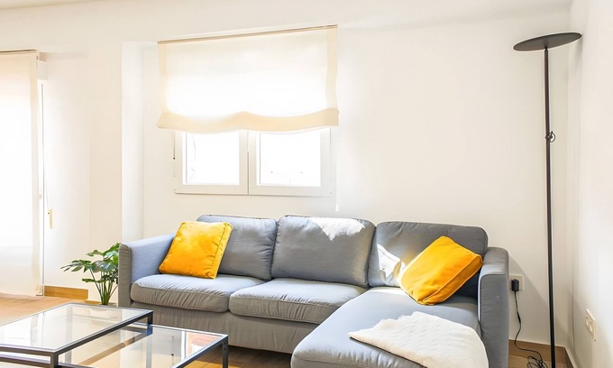 Almeria Centro Apartamento | Apartamento 'Magnifico Apto Pleno Centro Almeria' con balcón, Wi-Fi y aire acondicionado