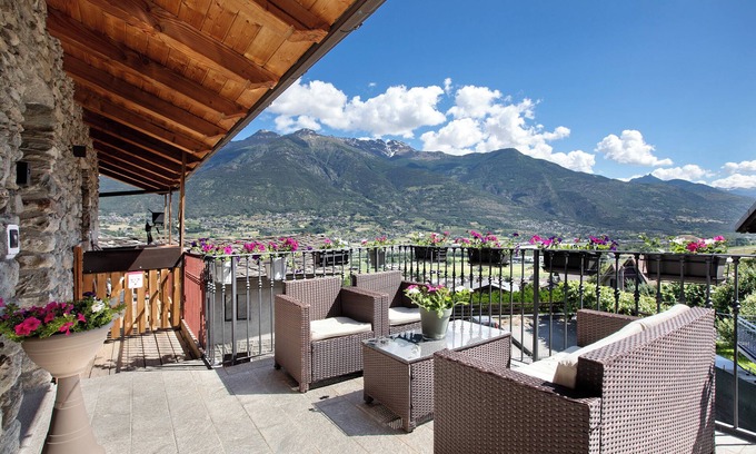 Pollein Apartamento | Apartamento 'Maison Bebe Mont Emilius' con vistas a la montaña, terraza privada y Wi-Fi
