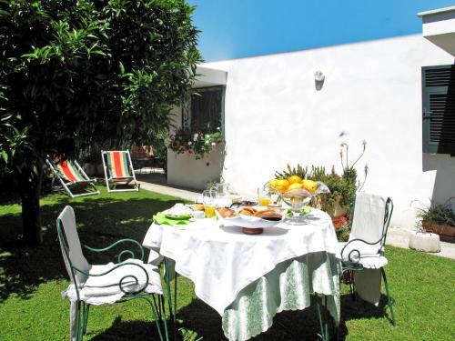 Montignoso Apartamento | Apartment Mandarino by Interhome