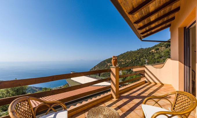 Santo Stefano Apartamento | Apartamento 'Mandorlo' con vistas al mar, terraza privada y Wi-Fi