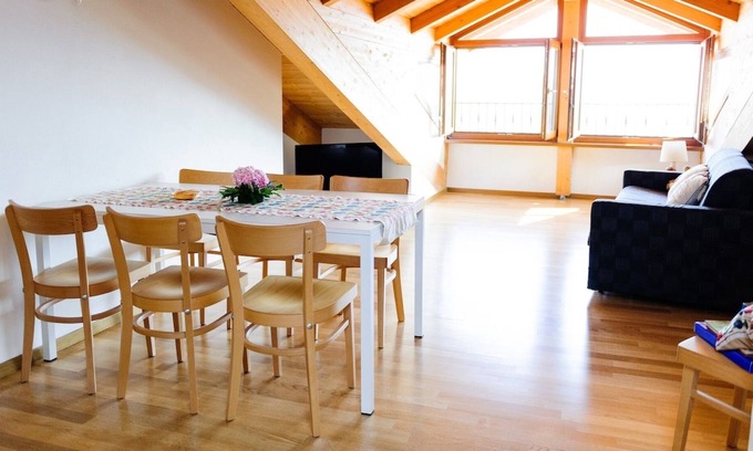 Ronzo-Chienis Apartamento | Apartamento 'Mansarda Ronzo' con vistas a la montaña y Wi-Fi