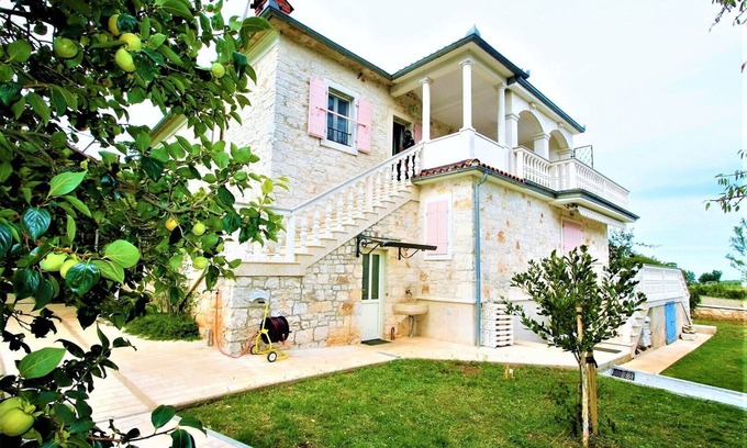 Kastelir Apartamento | Apartment Marija Kastelir with Balcony and Garden View