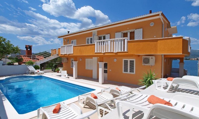 Arbanija Apartamento | Apartment Mornar-3 by Interhome