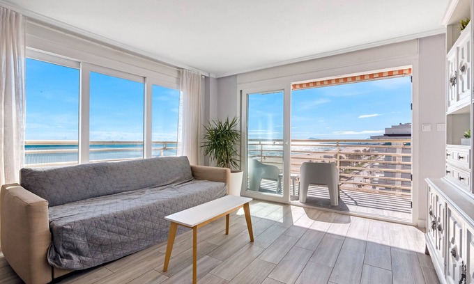 Grau i Platja Apartamento | Apartamento 'Neptuno' con piscina compartida, balcón y Wi-Fi