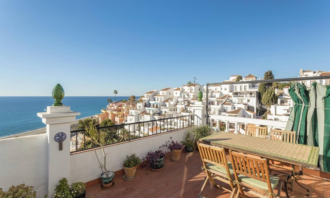 Chimenea Apartamento | Apartamento 'Nerja con vistas - Capistrano Playa' con vistas al mar, Wi-Fi y aire acondicionado