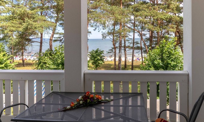 Binz Villa | Apartamentos de 2 habitaciones con balcón y vistas al mar directamente en el paseo marítimo.