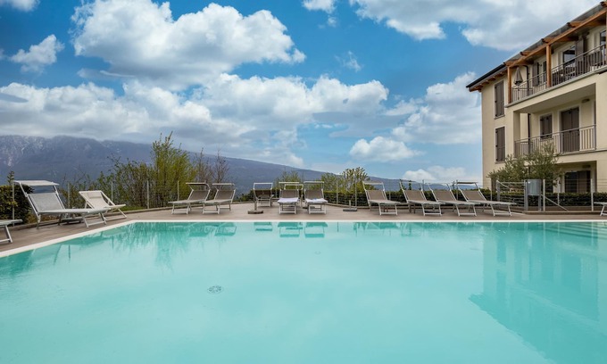 Aer Apartamento | Apartment NOBILE in Residence La Villa with Private Garden, Lake View, Pool & Wi-Fi