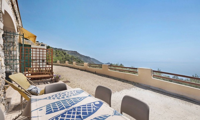 Finale Ligure Apartamento | Apartamento "Oleandro" con vistas al mar, jardín y Wi-Fi