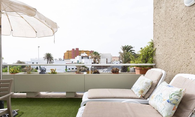Poris de Abona Apartamento | Apartamento en la playa, zona de trabajo y parking privado - PillowAbroad