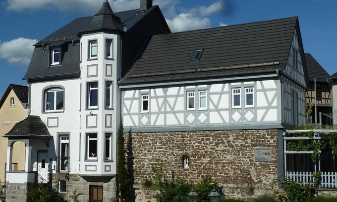 Hoehr-Grenzhausen Apartamento | Apartment Orchidee - Living room/bedroom - Apartments in the Château d'Esprit