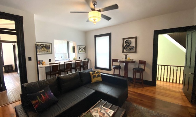 Bellevue Apartamento | Apartment over Three Spirits Tavern! Historic District, 1+mile to Cincinnati!
