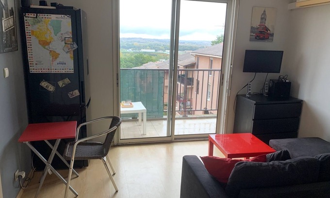Cote Pavee Apartamento | Apartamento con vistas a la ciudad del espacio y piscina.