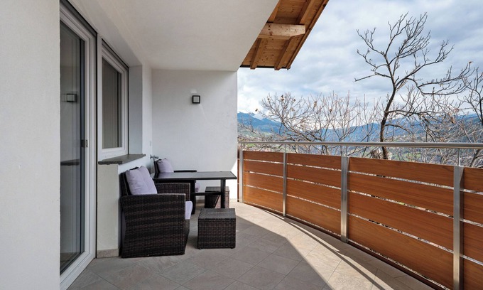 Barbiano Apartamento | Apartamento 'Pferscher - Apt Kastanienbaum' con vistas a la montaña, terraza compartida y Wi-Fi