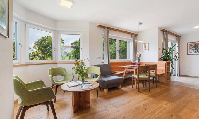 Barbiano Apartamento | Apartamento 'Pferscher - Apt Nussbaum' con vistas a la montaña, terraza compartida y Wi-Fi