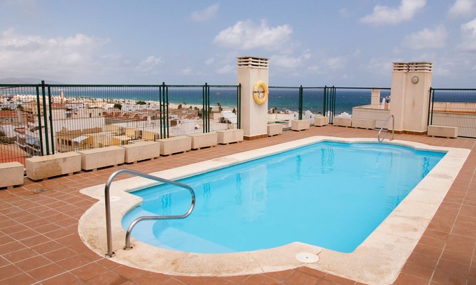Garrucha Apartamento | Apartamento 'Piso Para Grupos Cerca Del Mar' con piscina compartida, Wi-Fi y aire acondicionado.