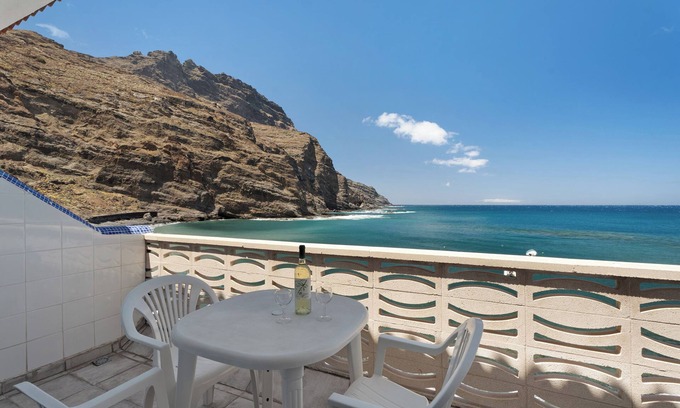 Alojera Apartamento | Apartamento 'Playa Azul - 8' con vistas al mar, terraza privada y Wi-Fi