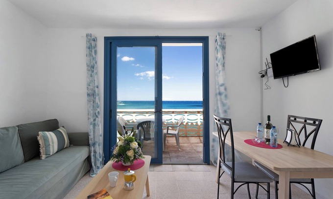 Alojera Apartamento | Apartamento 'Playa Azul - 10' con vistas al mar, terraza privada y Wi-Fi