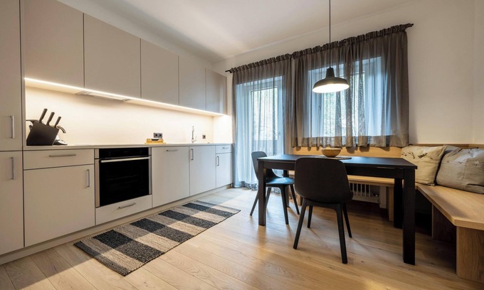 Bressanone Apartamento | Apartamento 'Plose 35' en ubicación estratégica con vistas a la montaña, balcón y Wi-Fi