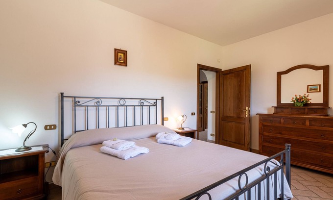 Lisciano Niccone Otro | Apartamento 'Pugnano Alto - Porcino' con piscina compartida, terraza privada y Wi-Fi