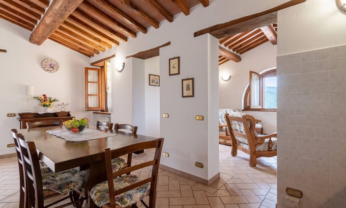 Lisciano Niccone Otro | Apartamento 'Pugnano Alto- Girasole' con piscina compartida, terraza privada y Wi-Fi