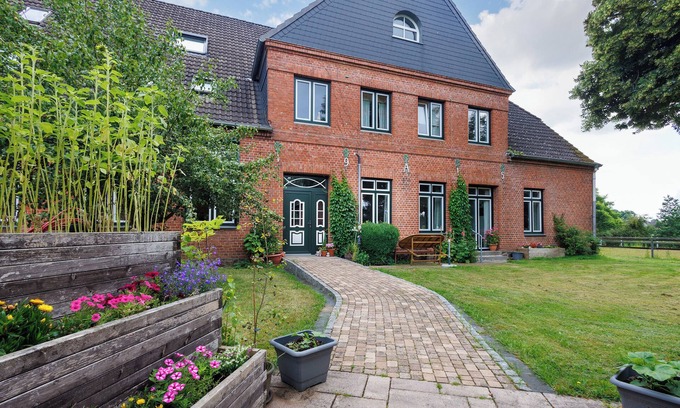 Holstenniendorf Apartamento | Apartamento 'Reit- Und Ferienhof Alte Dorfschule' con piscina compartida, terraza privada y Wi-Fi