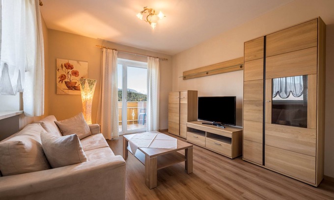 Tesimo Apartamento | Apartamento "Residenz Kronstein - 5" con balcón, jardín, vistas a la montaña y Wi-Fi