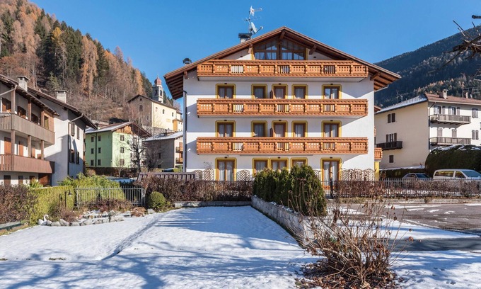 Carisolo Apartamento | Holiday Apartment "Residence Park Imperator Bilocale" with Balcony, Shared Garden & Mountain View