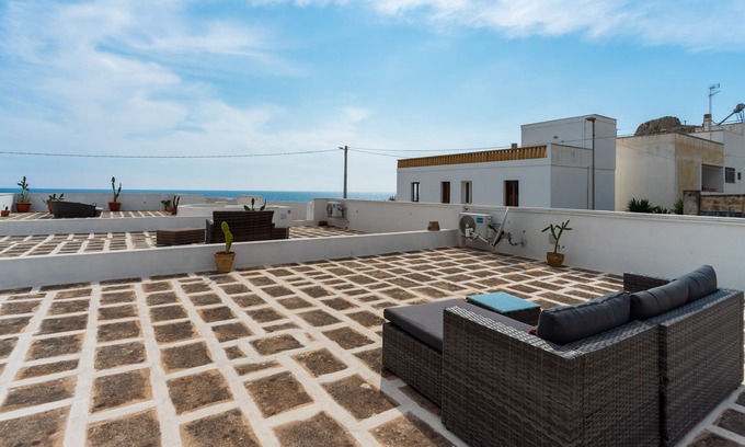 Lido Conchiglie Apartamento | Apartment 'Respiro Del Mare 3' with Sea View, Wi-Fi and Air Conditioning
