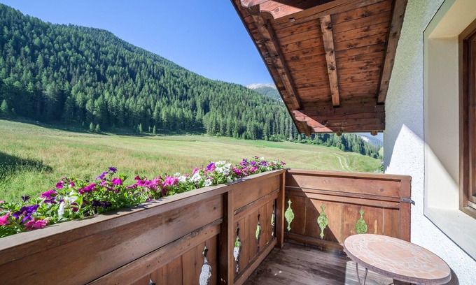 Curon Venosta Apartamento | Apartamento "Rieglhof Hennennest" con vistas a la montaña, jardín y Wi-Fi