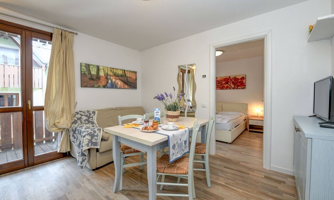 Carisolo Apartamento | Apartamento 'Rosa delle Dolomiti Bilocale2' con vistas a la montaña y Wi-Fi