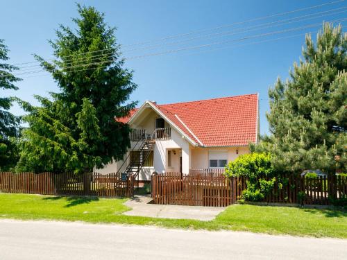 Balatonszemes Apartamento | Apartment Scarlett 2 by Interhome