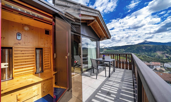 Nova Ponente Apartamento | Apartamento "Schwarzhorn": Vistas a la montaña, sauna de infrarrojos y bañera de pie.