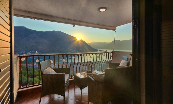 Kotor Apartamento | El apartamento con vistas al mar tiene 70 metros cuadrados con un diseño moderno y una vista impresionante.