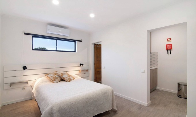 Moncarapacho e Fuseta Apartamento | Apartamento 'Seashel' con terraza compartida, Wi-Fi y aire acondicionado