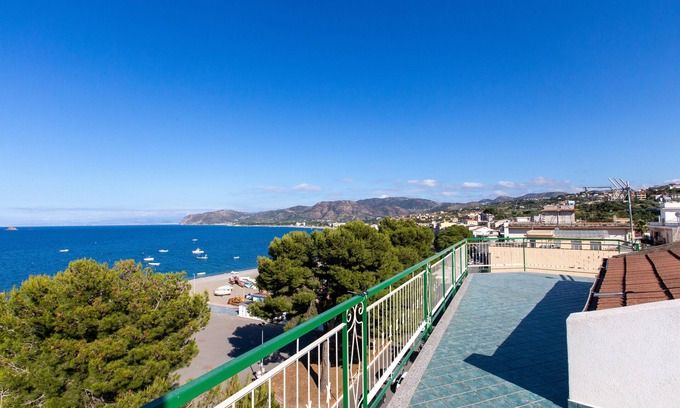 Marina di Patti Apartamento | Apartamento 'Seaview 2' con vistas al mar, Wi-Fi y aire acondicionado