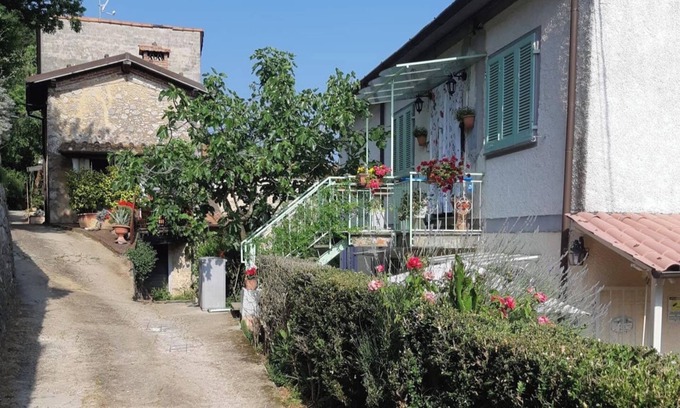 Stazzema Apartamento | La Casa al Sole - Beautiful 1-Bed & Balcony