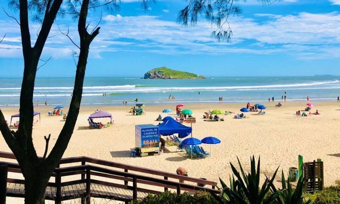 Centro Apartamento | Apartment standing on the sand Imbituba -SC