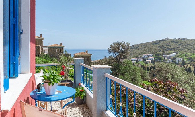 Steniai Apartamento | Apartamento "Stenies' Nook" con vistas al mar, jardín compartido y Wi-Fi
