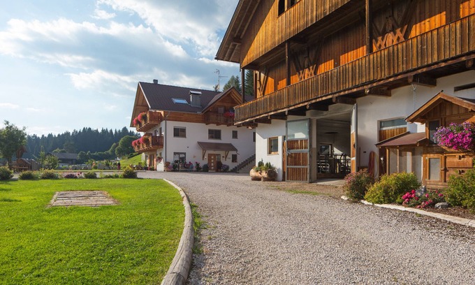 Monguelfo Apartamento | Apartamento 'Stoffnerhof Sonnenblume' con vistas a la montaña, jardín compartido y Wi-Fi