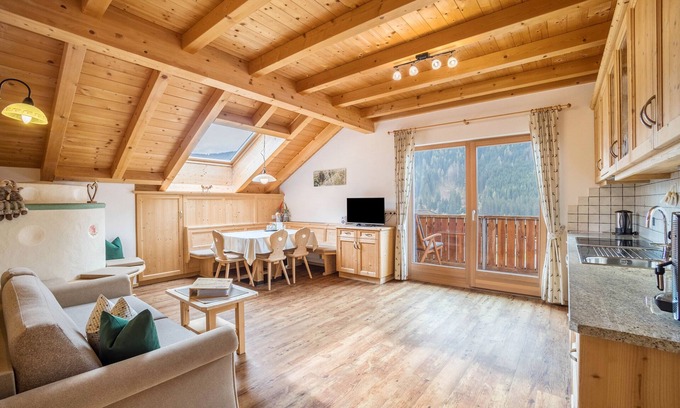 Monguelfo Apartamento | Apartamento 'Stoffnerhof Apt Alpenrose' con vistas a la montaña, jardín compartido y Wi-Fi