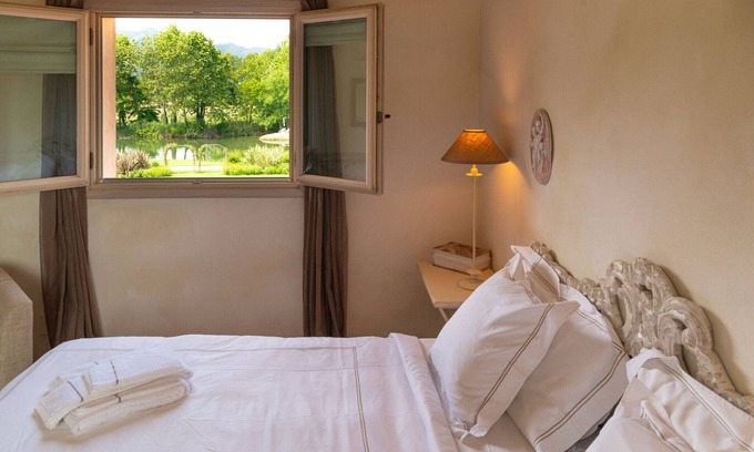Puegnago del Garda Apartamento | Apartment 'Superior Rubino' with Shared Pool, Wi-Fi and Air Conditioning