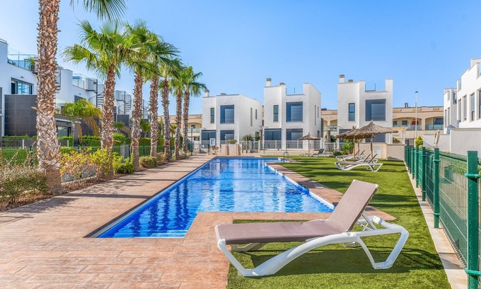 Torrevieja Apartamento | Apartamento 'Tindra Punta Marina' con piscina compartida, Wi-Fi y aire acondicionado.