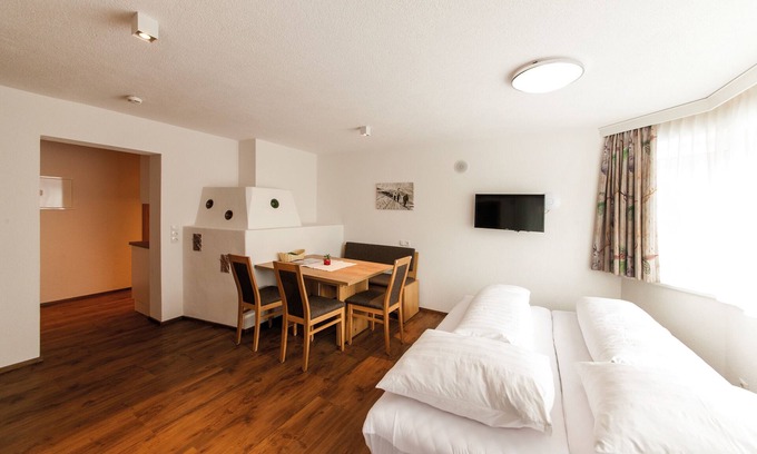 Pettneu am Arlberg Apartamento | Apartamento 'Top 1 Galzig' con vistas a la montaña, jardín privado y Wi-Fi