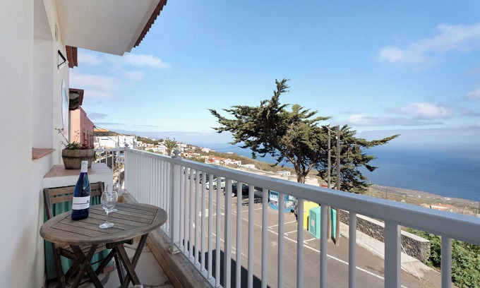 Mocanal Apartamento | Apartamento 'Trebol 1' con vistas al mar, balcón y Wi-Fi