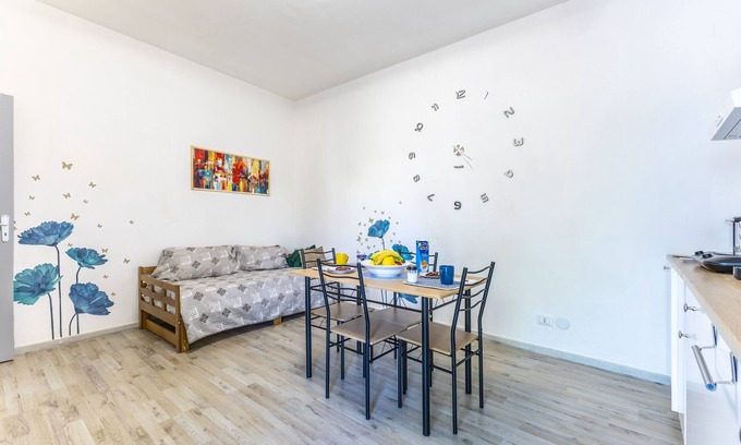 Comiso Apartamento | Apartamento 'Trilocale In Villa Con Piscina' con vistas a la montaña, piscina compartida y Wi-Fi