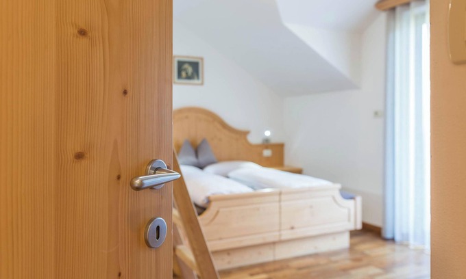 Kastelruth Apartamento | Apartamento " Trocker Kastelrut 11" cerca de Seiser Alm con balcón, bañera de hidromasaje y sauna