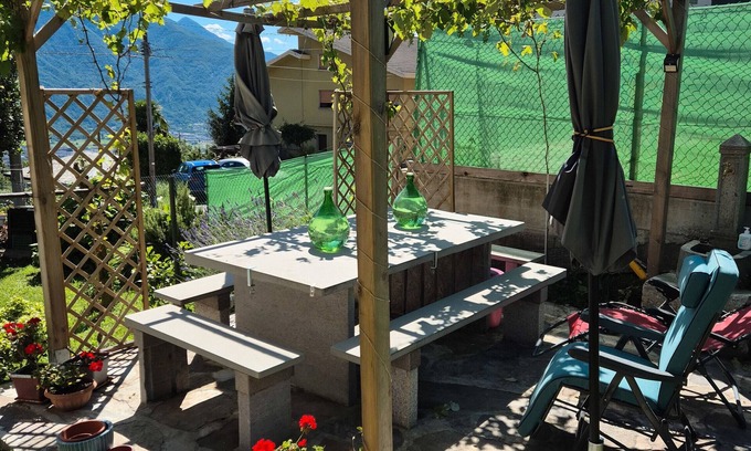 Cino Apartamento | Apartamento 'Tulipano' con vistas a la montaña, jardín privado y Wi-Fi
