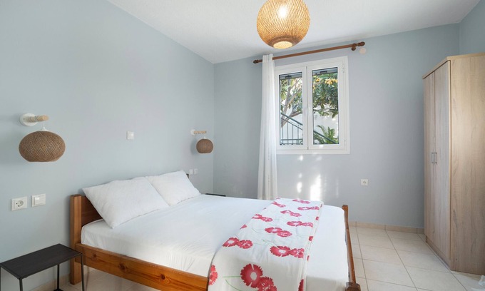 Poros Apartamento | Apartamento 'Two-Bedroom' con jardín compartido, Wi-Fi y aire acondicionado.